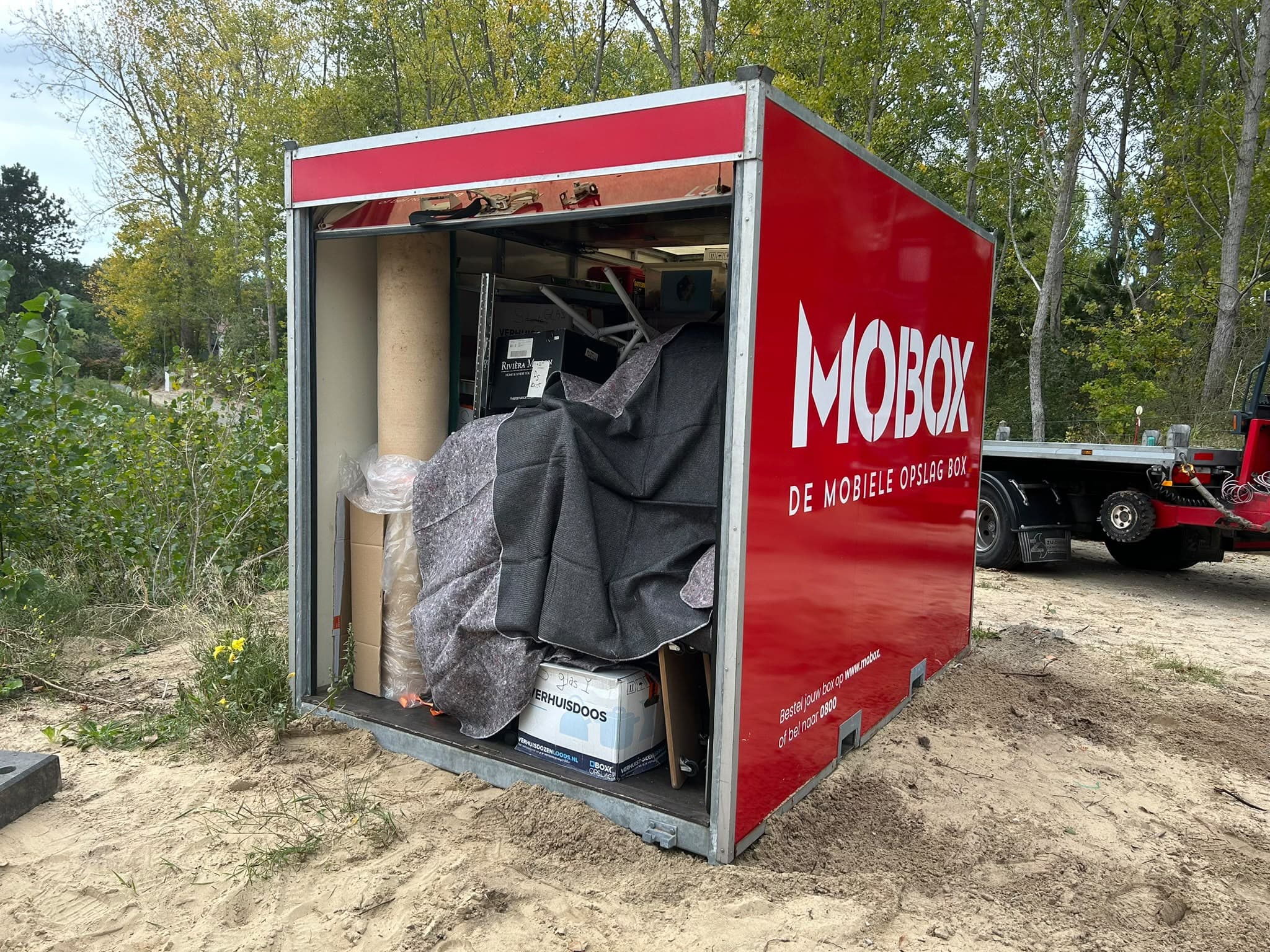 Een MOBOX-box gevuld met meubels en verhuisdekens